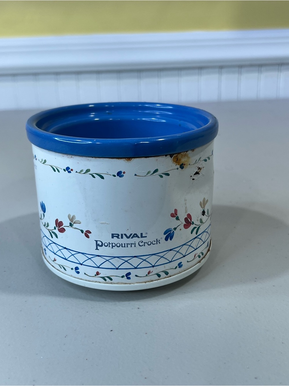 Rival Potpourri wax melt Crock in White with Blue Trim
